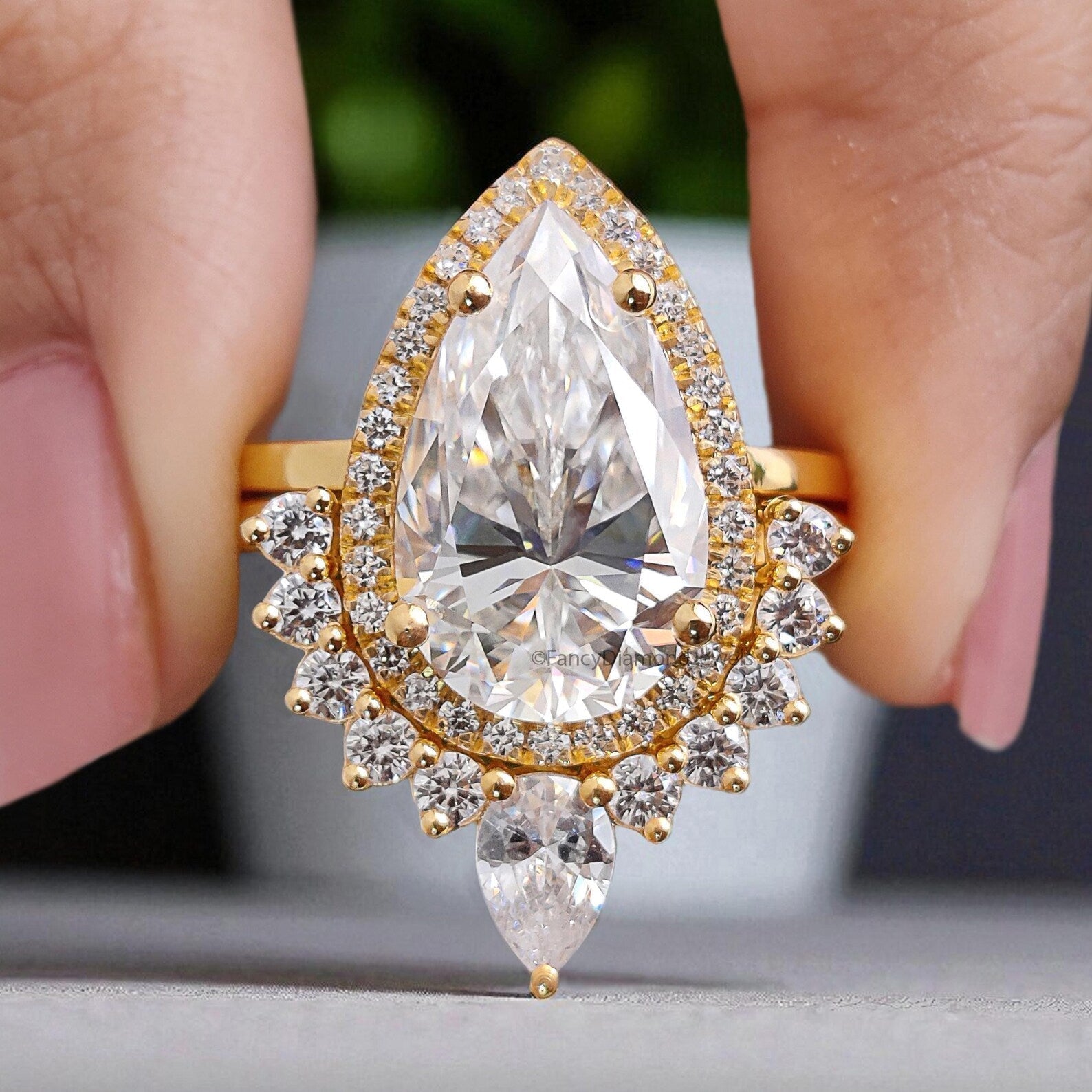 Pear Cut Moissanite Halo Ring in Yellow Gold – A Statement of Luxury & Elegance