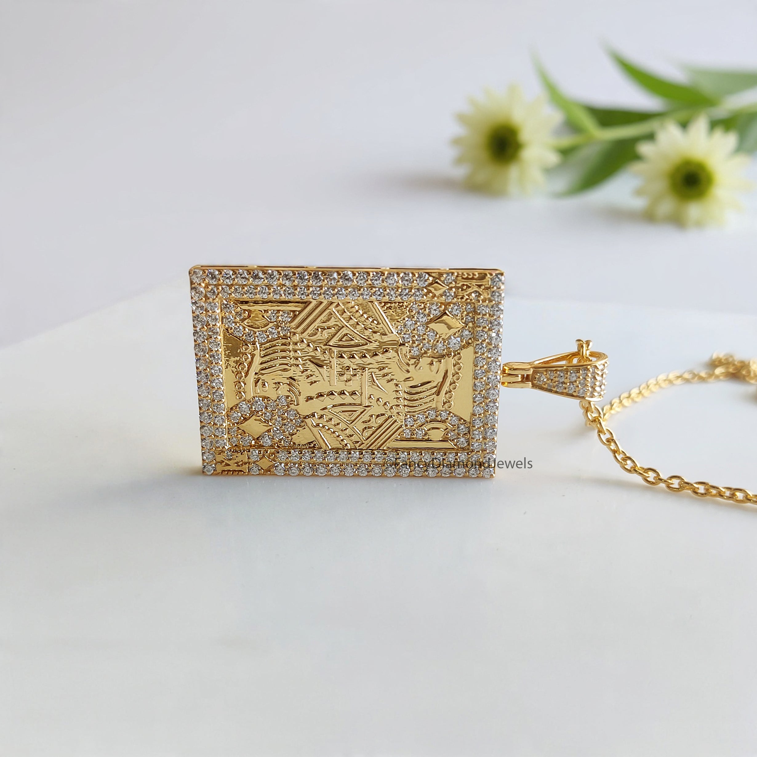 Hip Hop King Card Poker Pendant Round Moissanite Diamond Royal King Poker Pendant Yellow Gold Playing Card Pendant Men's Charm Pendant FD534