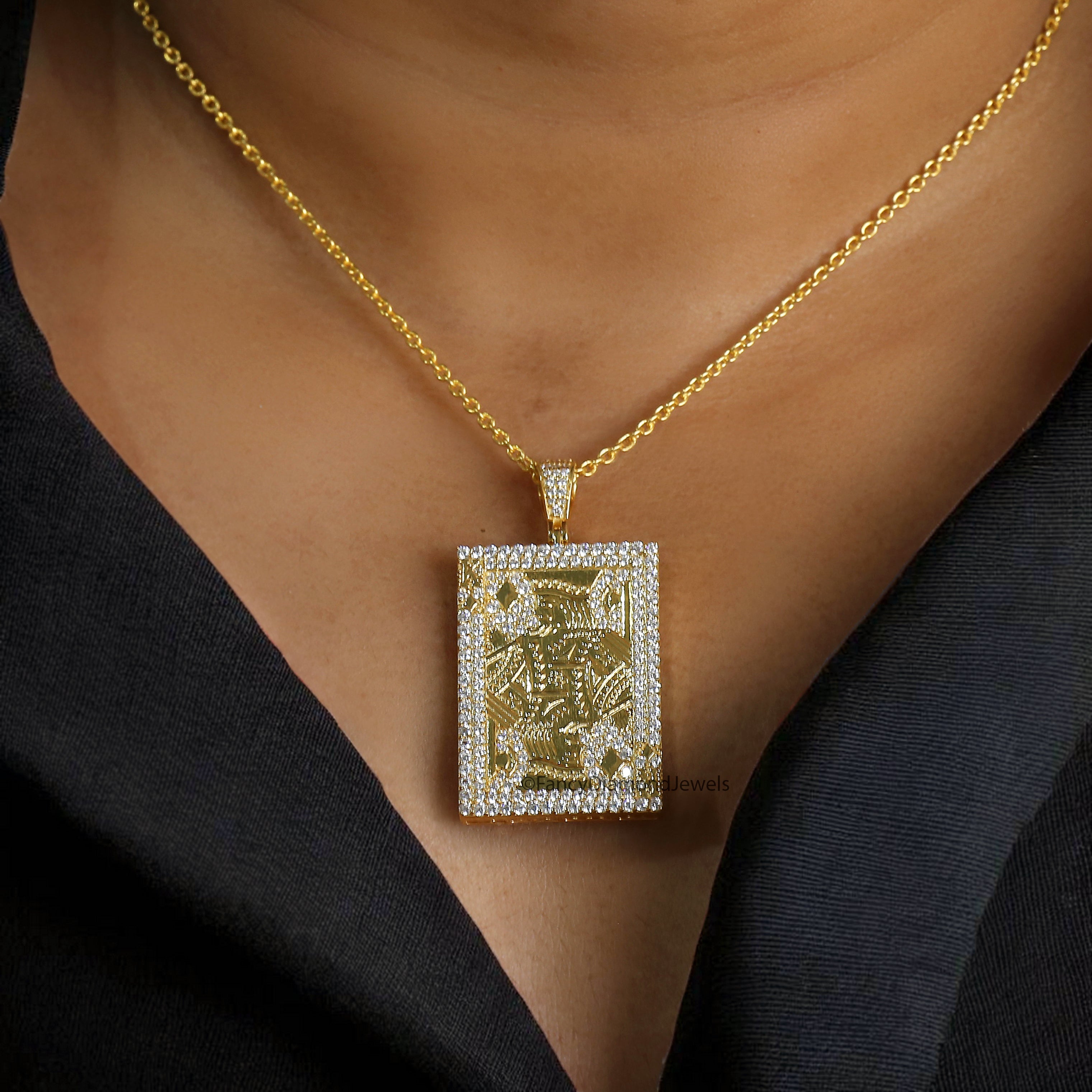 Hip Hop King Card Poker Pendant Round Moissanite Diamond Royal King Poker Pendant Yellow Gold Playing Card Pendant Men's Charm Pendant FD534
