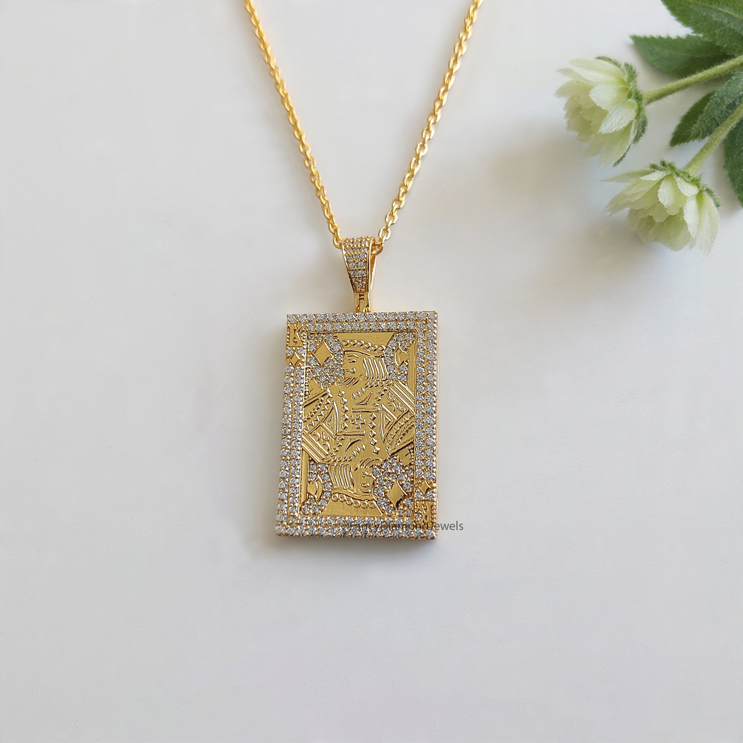 Hip Hop King Card Poker Pendant Round Moissanite Diamond Royal King Poker Pendant Yellow Gold Playing Card Pendant Men's Charm Pendant FD534