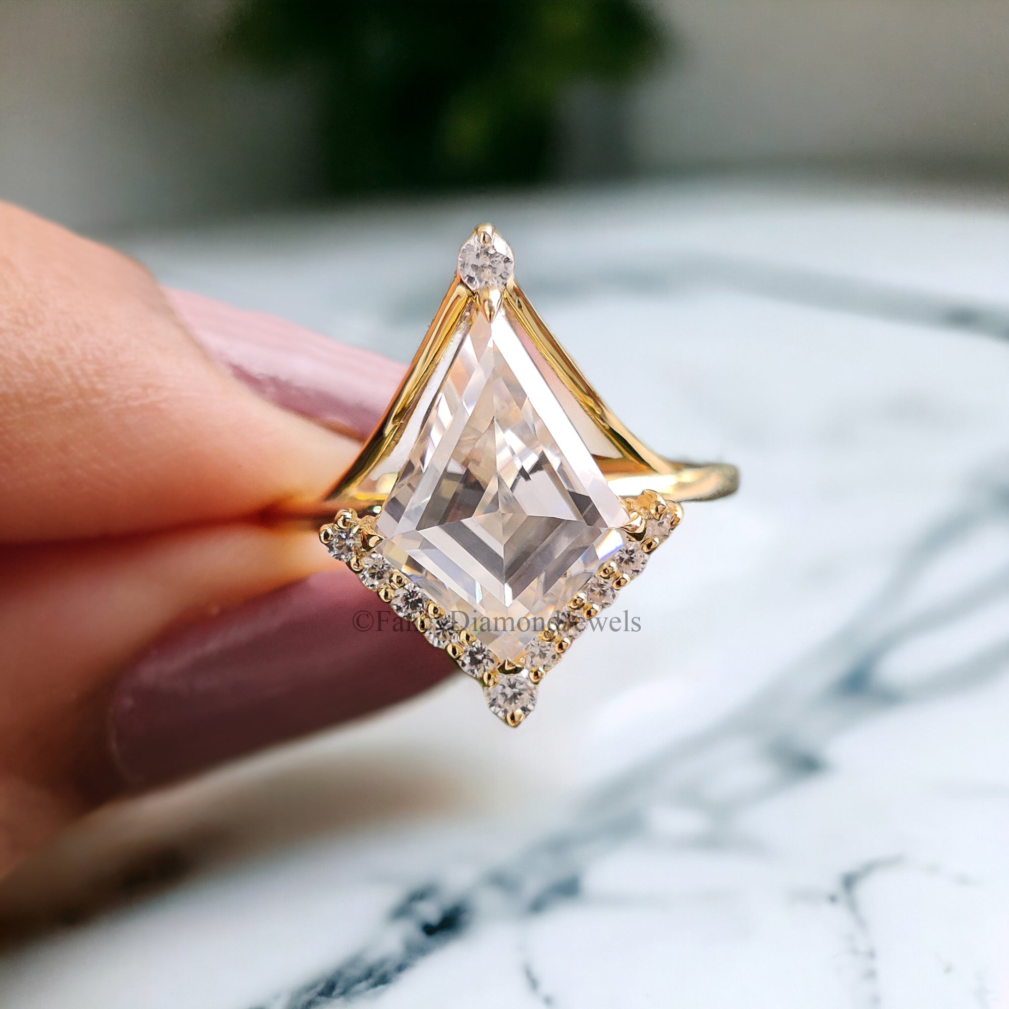 Vintagae Kite Cut Moissanite Engagement Ring Set Yellow Gold Round Cut Modern Wedding Ring Unique Engagement Ring Promise Bridal Set FD181