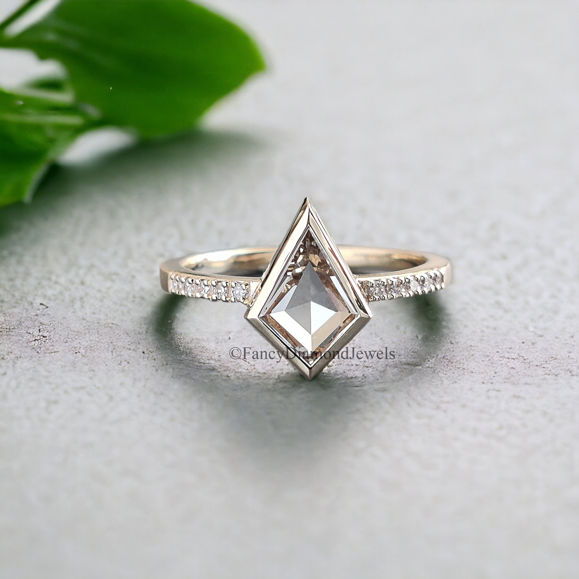 Vintagae Kite Cut Moissanite Engagement Ring Set Yellow Gold Round Cut Chevron Wedding Ring Pear Cut Curved Band Promise Bridal Set FD106