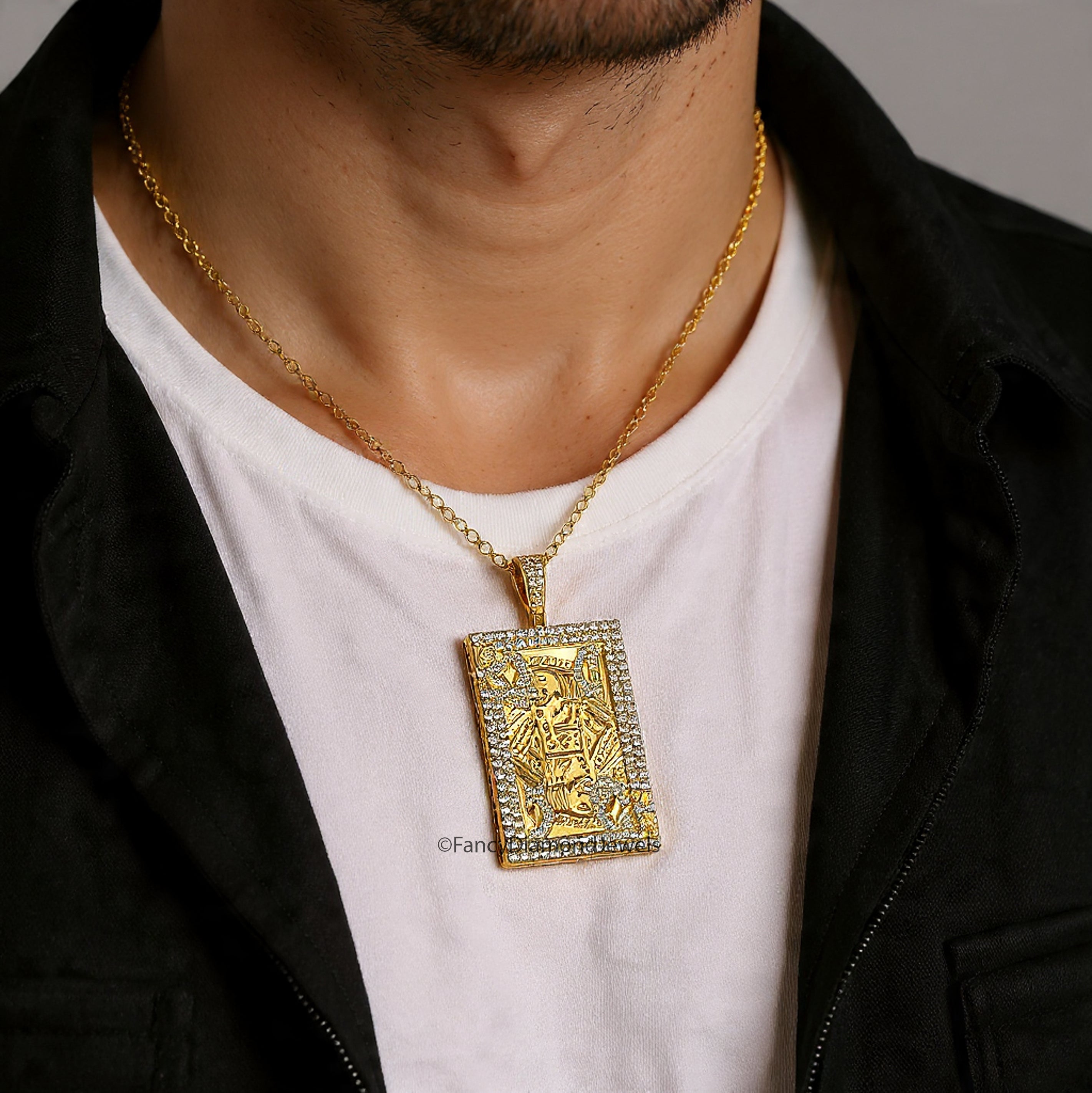Hip Hop King Card Poker Pendant Round Moissanite Diamond Royal King Poker Pendant Yellow Gold Playing Card Pendant Men's Charm Pendant FD534