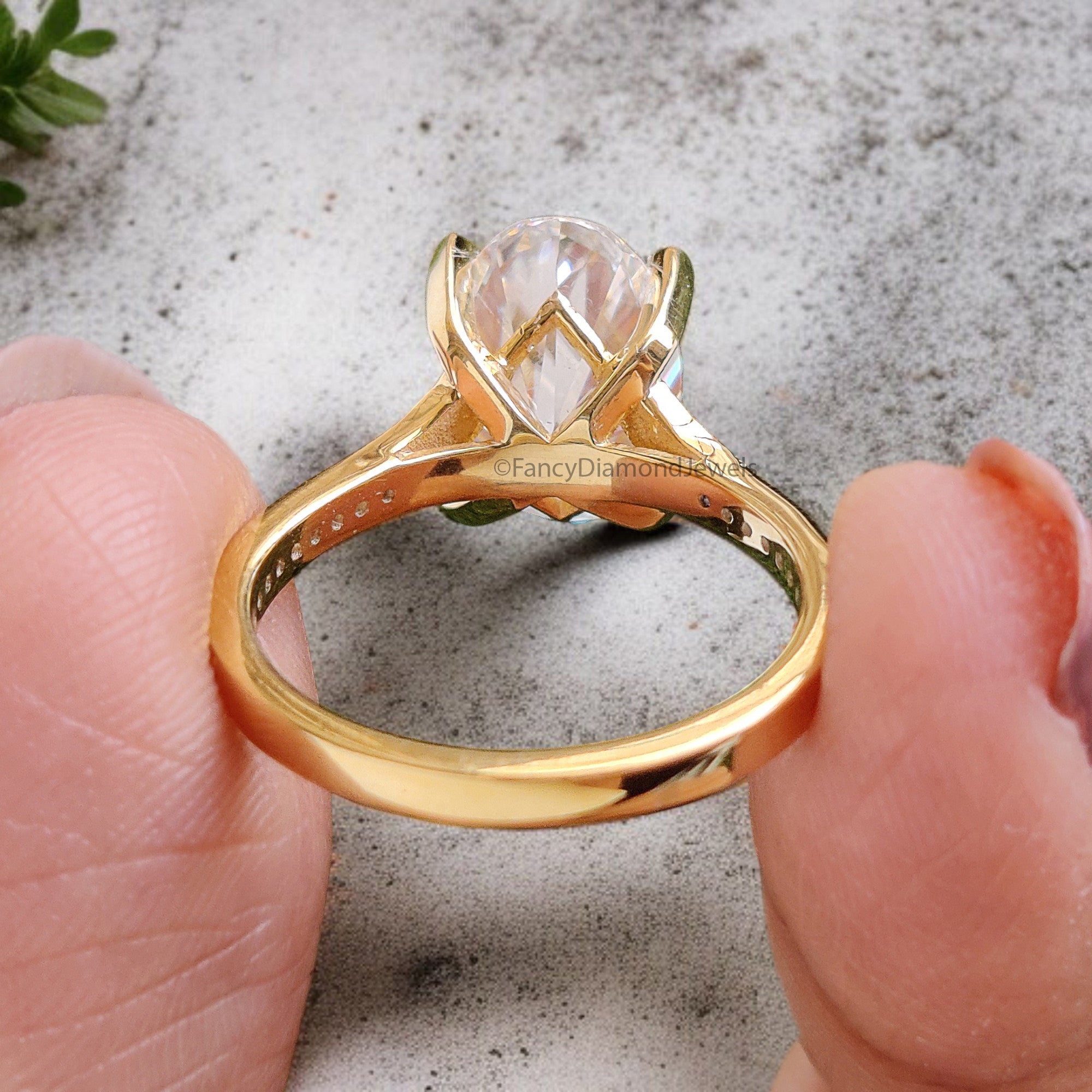 4.15 CT Oval Moissanite Engagement Ring Colorless Oval Moissanite Wedding Ring Oval With Twisted Pave Band Gift Ring for Promise Ring FD335
