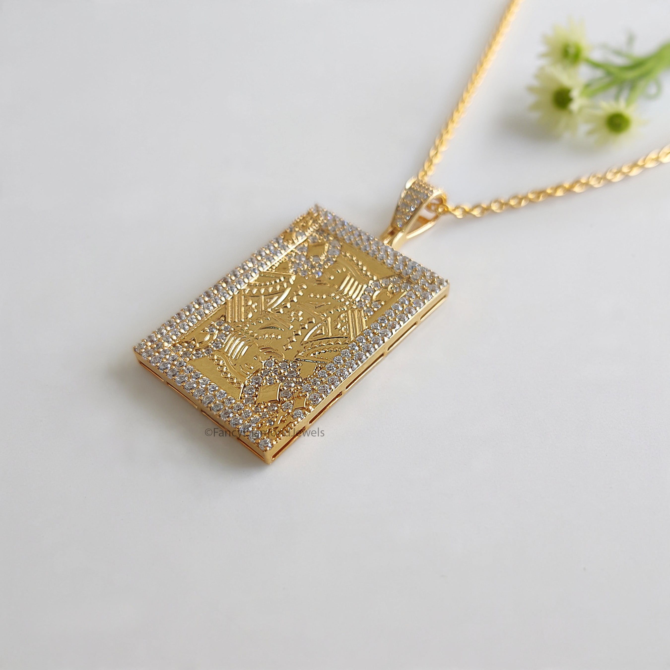Hip Hop King Card Poker Pendant Round Moissanite Diamond Royal King Poker Pendant Yellow Gold Playing Card Pendant Men's Charm Pendant FD534