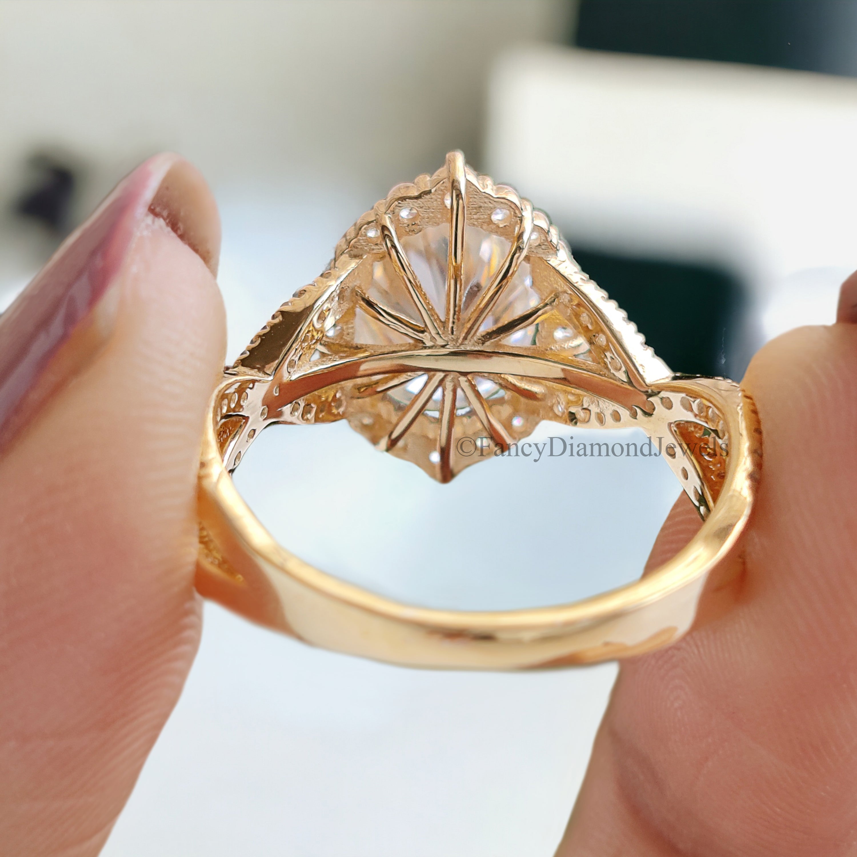 Oval Engagement Ring 1.70 CT Oval Crushed Ice Colorless Moissanite Wedding Ring Ring for Women Anniversary Gift Halo Ring Twisted Band FD208