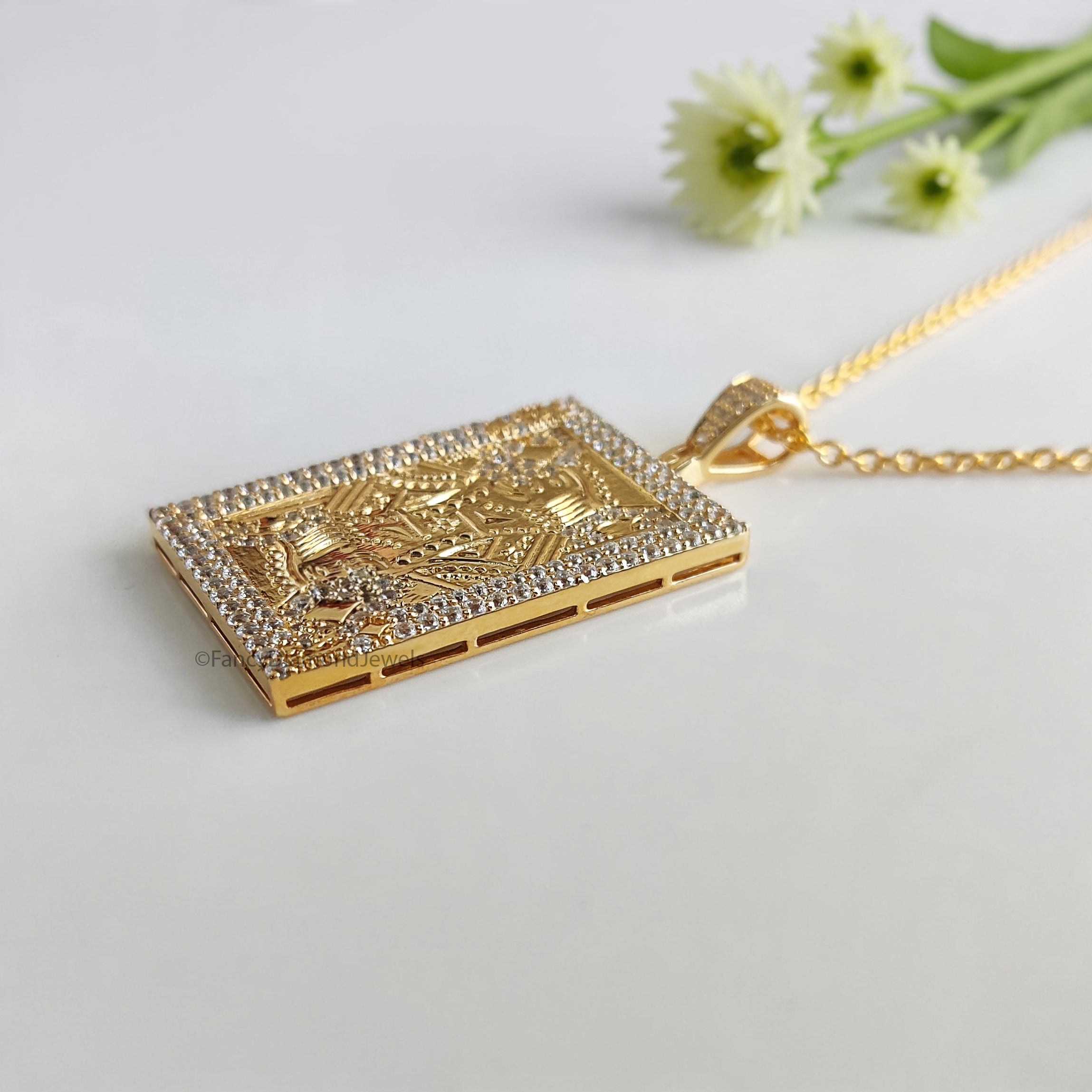 Hip Hop King Card Poker Pendant Round Moissanite Diamond Royal King Poker Pendant Yellow Gold Playing Card Pendant Men's Charm Pendant FD534