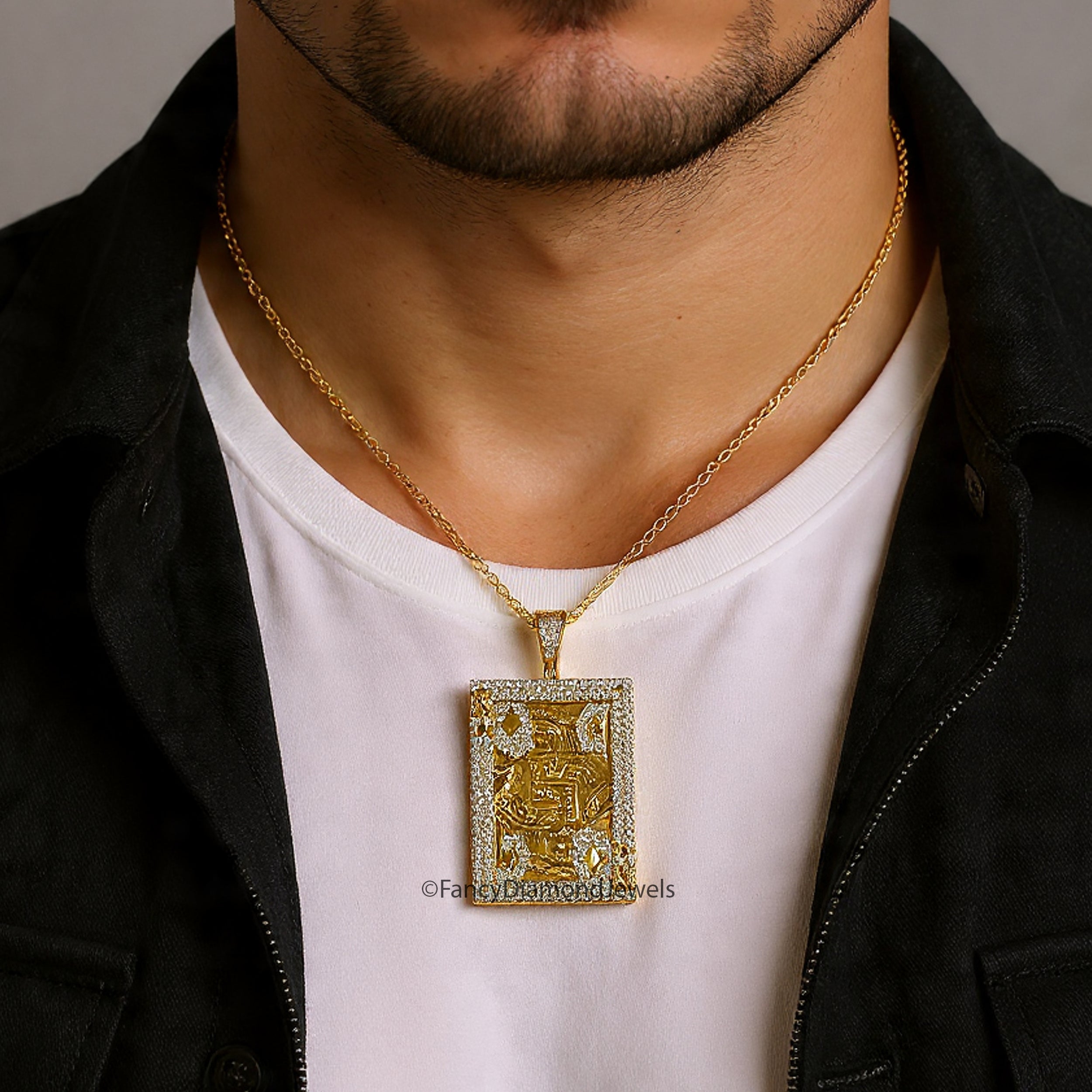 Hip Hop King Card Poker Pendant Round Moissanite Diamond Royal King Poker Pendant Yellow Gold Playing Card Pendant Men's Charm Pendant FD534