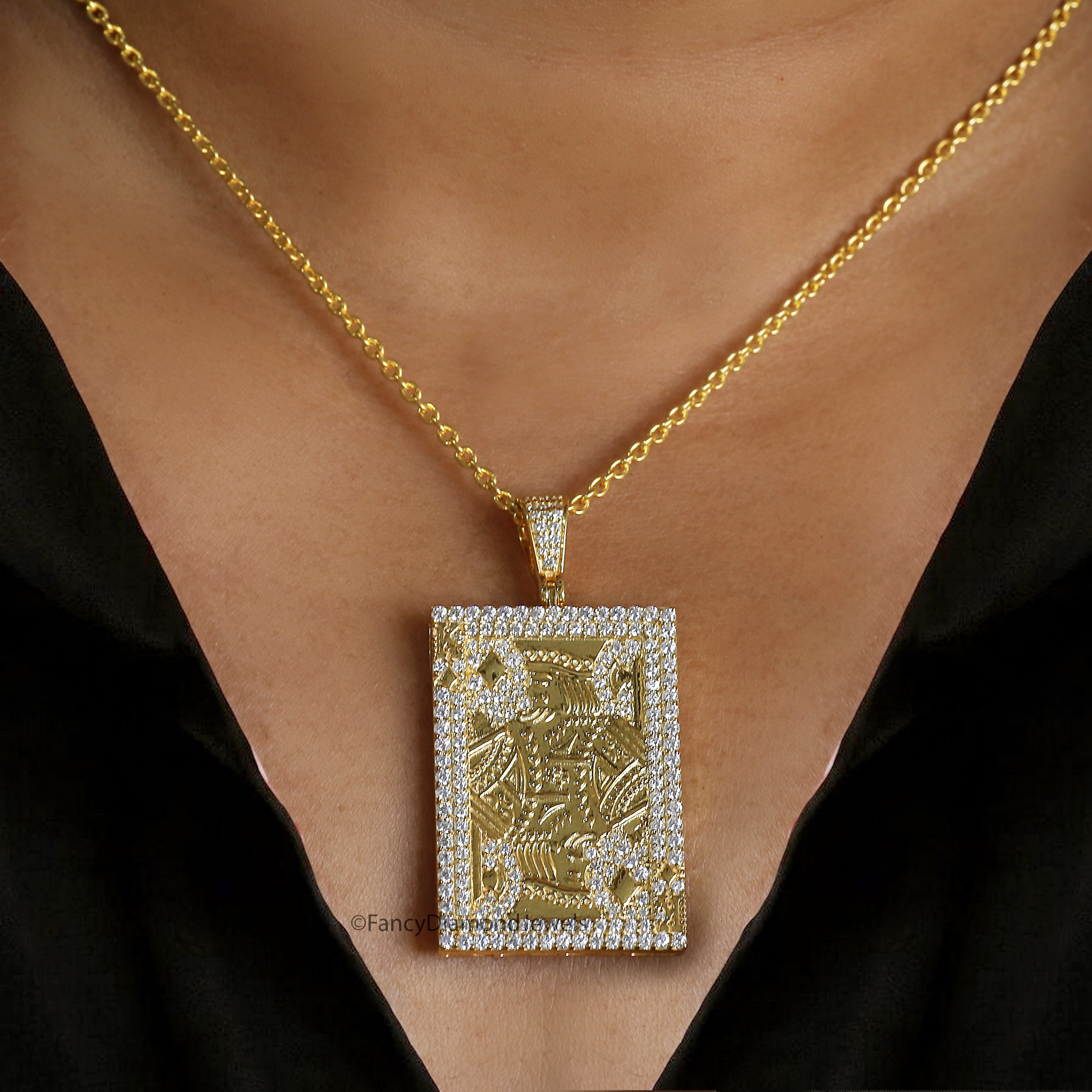Hip Hop King Card Poker Pendant Round Moissanite Diamond Royal King Poker Pendant Yellow Gold Playing Card Pendant Men's Charm Pendant FD534