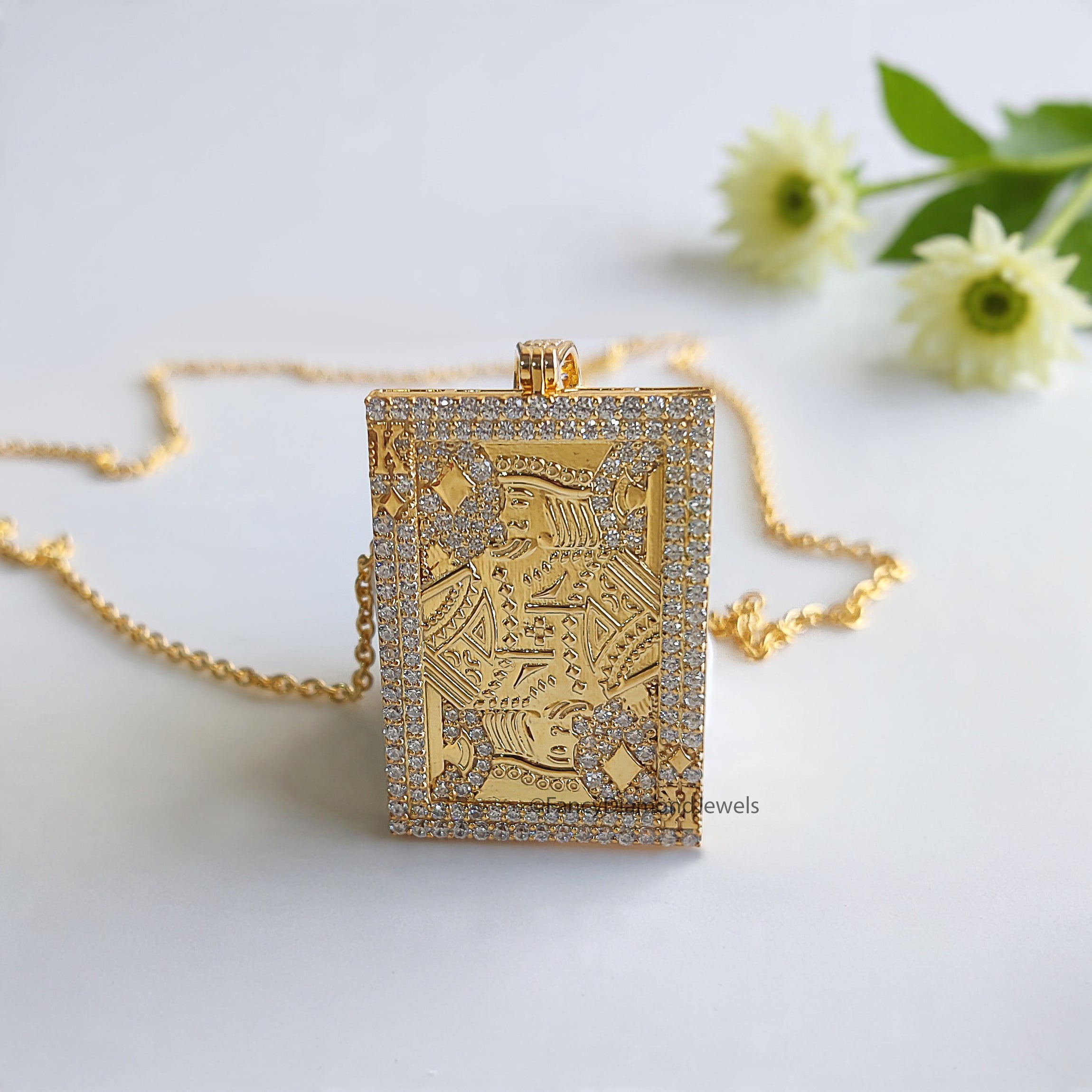 Hip Hop King Card Poker Pendant Round Moissanite Diamond Royal King Poker Pendant Yellow Gold Playing Card Pendant Men's Charm Pendant FD534