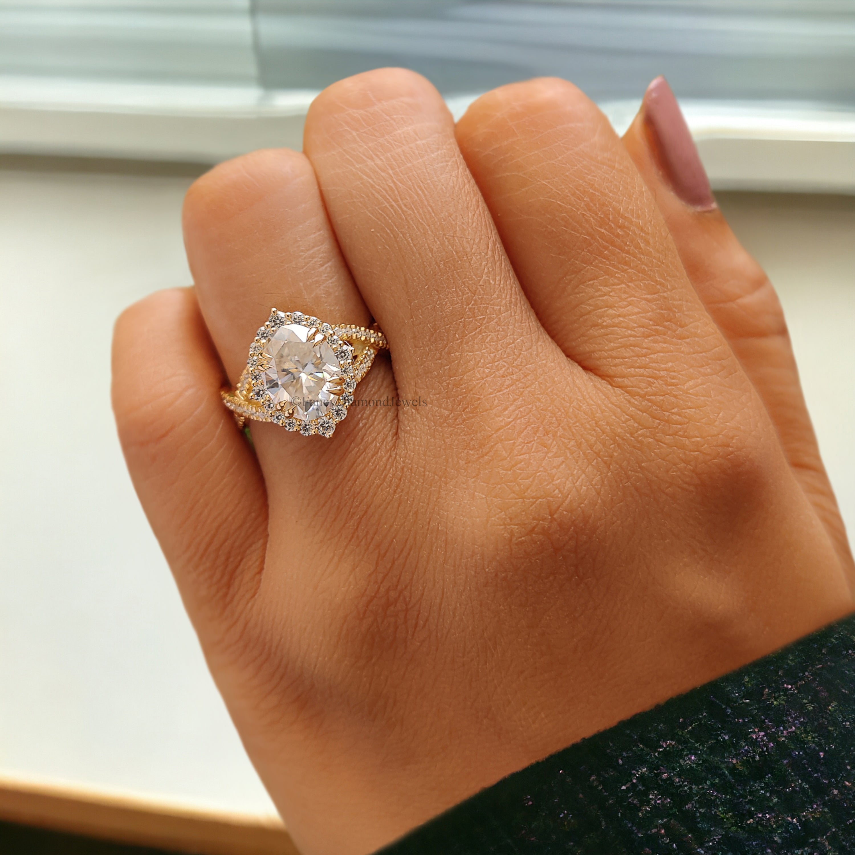 Oval Engagement Ring 1.70 CT Oval Crushed Ice Colorless Moissanite Wedding Ring Ring for Women Anniversary Gift Halo Ring Twisted Band FD208