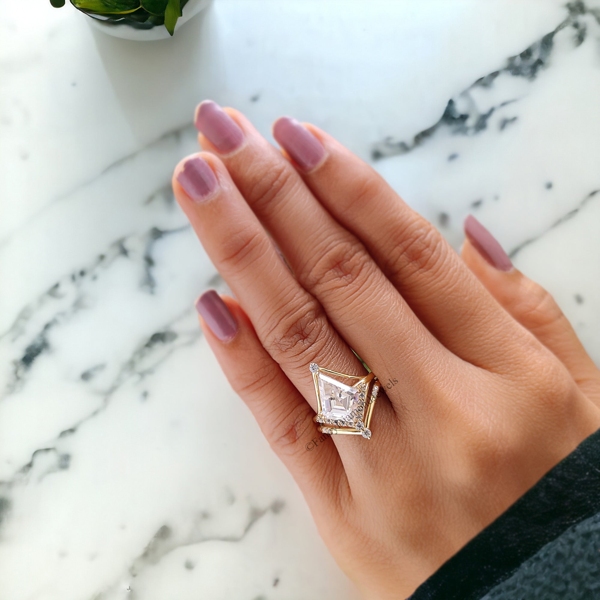 Vintagae Kite Cut Moissanite Engagement Ring Set Yellow Gold Round Cut Modern Wedding Ring Unique Engagement Ring Promise Bridal Set FD181