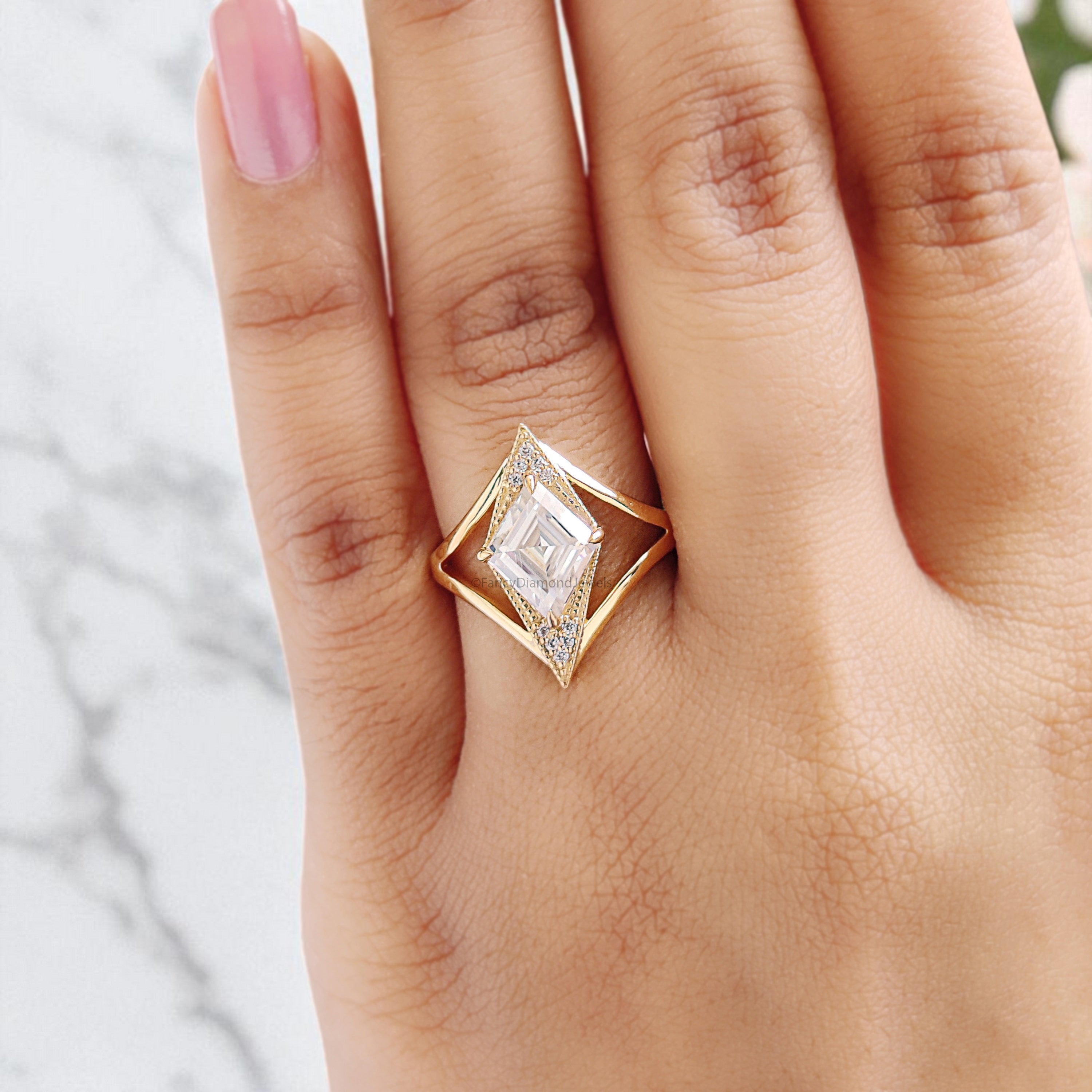 1.55 CT Kite Cut Colorless Moissanite Gold Ring Art Deco Vintage Ring Set Anniversary Engagement Bridal Wedding Ring Unique Split Band FD27