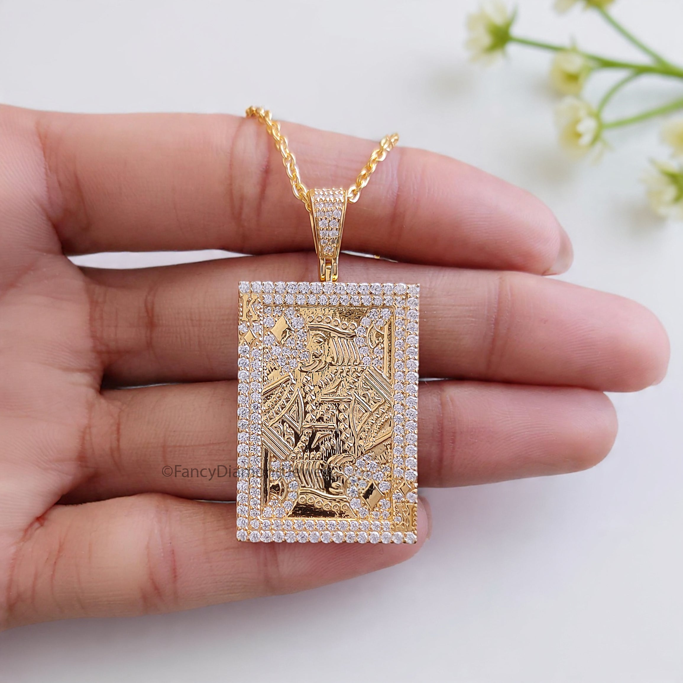 Hip Hop King Card Poker Pendant Round Moissanite Diamond Royal King Poker Pendant Yellow Gold Playing Card Pendant Men's Charm Pendant FD534