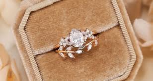 Pear-Shaped Engagement Rings: Elegance & Flattering Silhouettes Taking Over in 2025