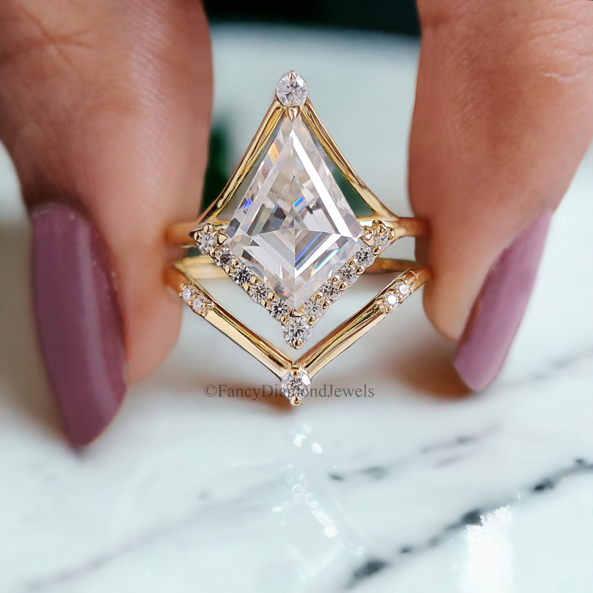 Vintagae Kite Cut Moissanite Engagement Ring Set Yellow Gold Round Cut Modern Wedding Ring Unique Engagement Ring Promise Bridal Set FD181