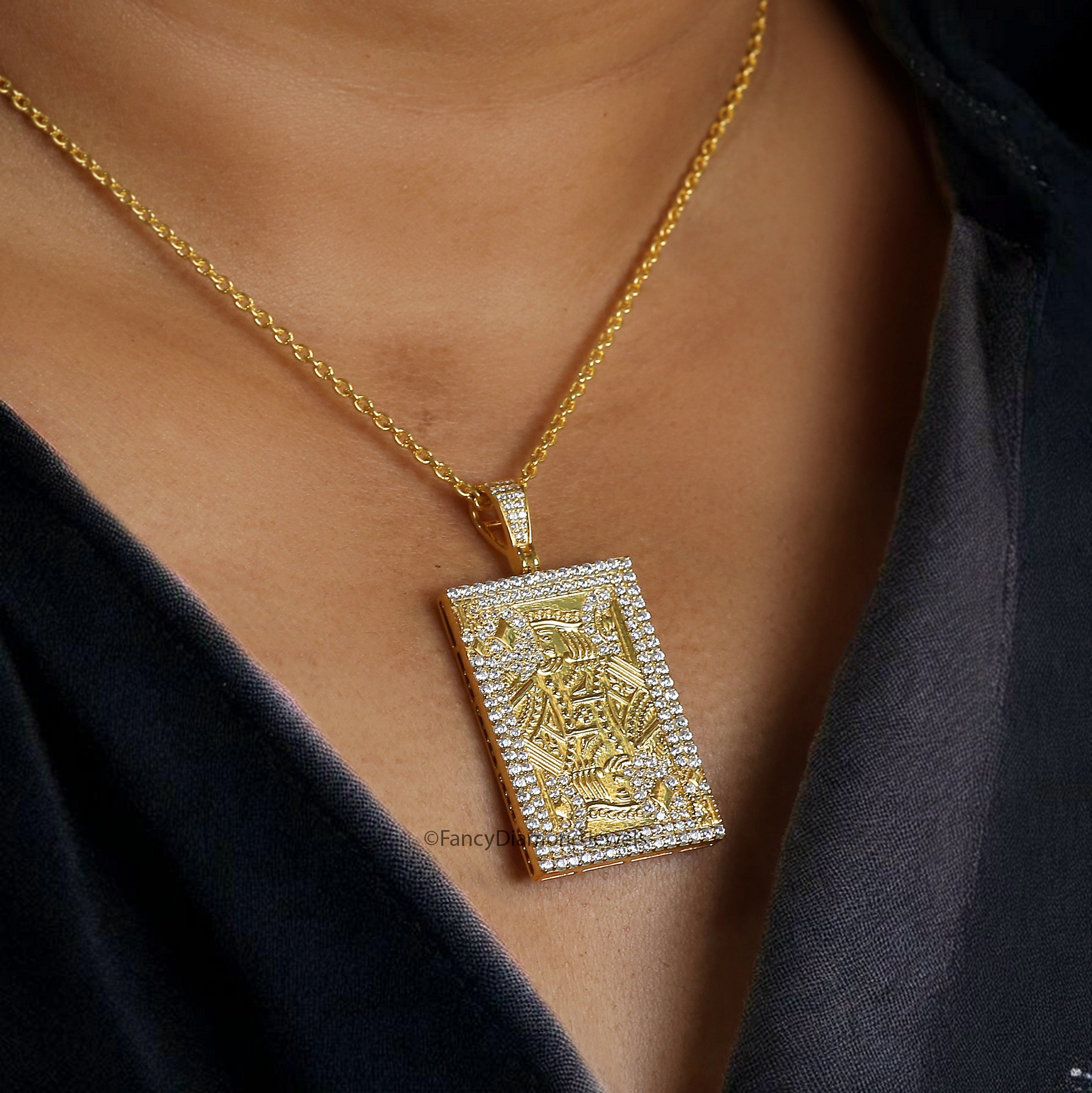 Hip Hop King Card Poker Pendant Round Moissanite Diamond Royal King Poker Pendant Yellow Gold Playing Card Pendant Men's Charm Pendant FD534